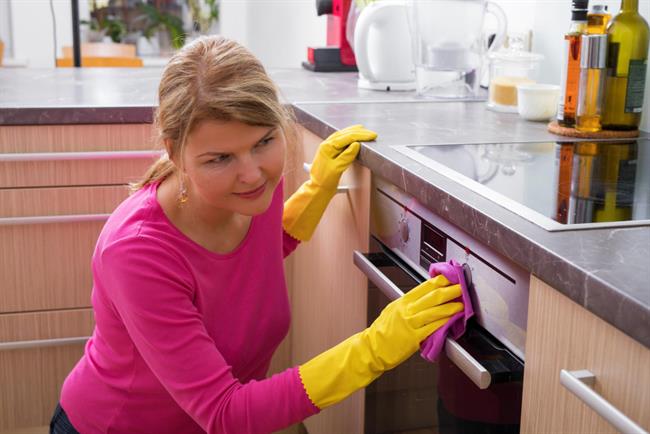 V kuhinji se na nekaterih površinah zbira še posebno veliko umazanije. (Foto: Freepik.com)