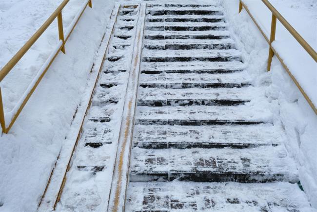 Znebite se ledu na stopnicah in okrog hiše s tem preprostim trikom. (Freepik.com)