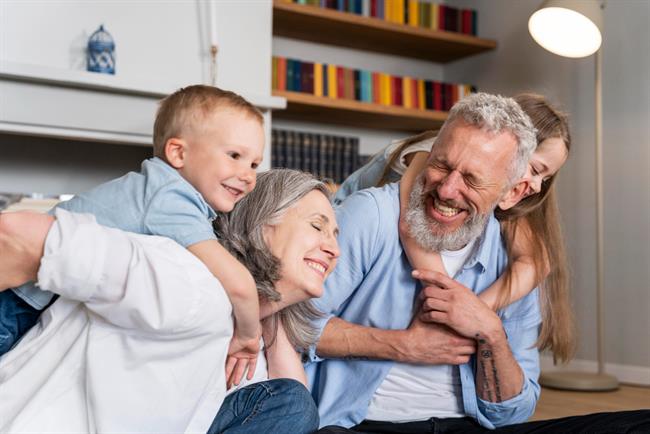 Vnuki in stari starši so pogosto zelo povezani. (foto: freepik.com)