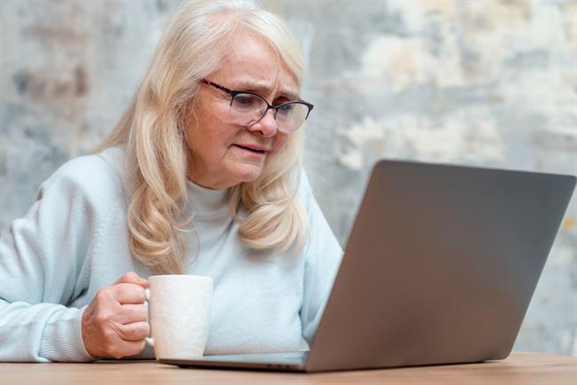 Starejši so pogosto tarče prevar na spletu. (Foto: Freepik.com)