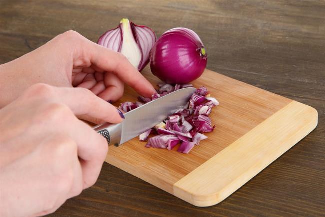 Nož, s katerim se boste lotili rezanja čebule, naj bo čim bolj oster. (foto: Freepik.com)
