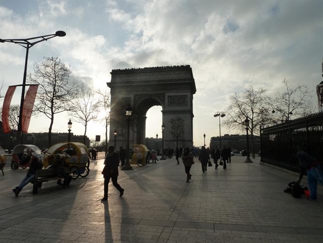 Okoli Slavoloka zmage je vedno živahno, tukaj se začne ulica Champs-Élysées. (foto: MojaLeta.si)