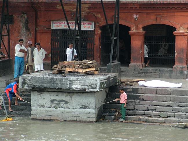Grmada za sežig trupla (Varanasi). (foto: O.P.)