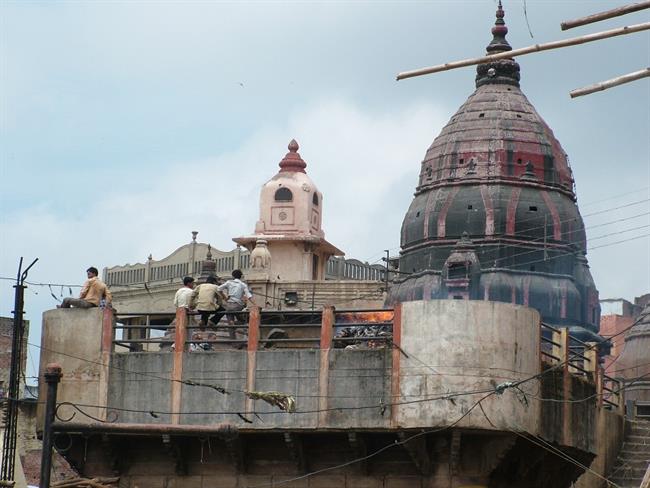Manikarnika v Varanasiju ob Gangesu. (foto: O.P.)