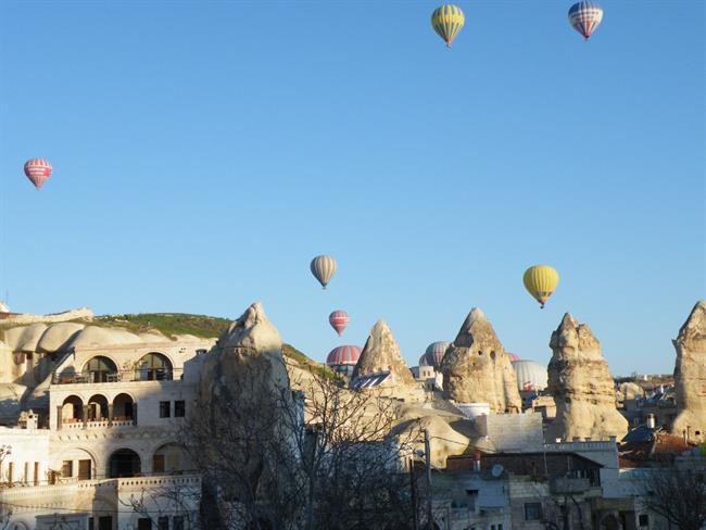 Göreme/Kapadokija – baloni s turisti v sončnem jutru. (foto: Andrej Paušič)