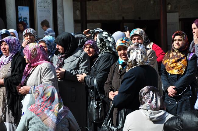 Množica islamskih vernic/romark v Mevlani. (foto: A.P.)