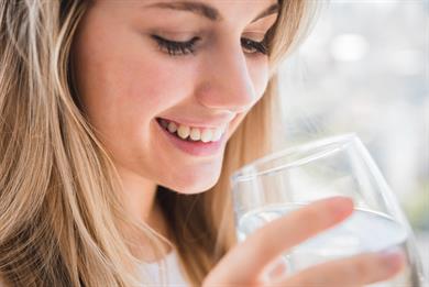 Kdaj je dobro piti mrzlo in kdaj mlačno vodo?