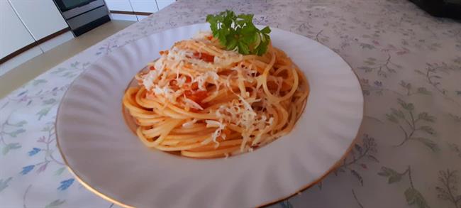 Špageti s paradižnikovo omako (Foto: Jožica Ostrožnik iz Facebooka)