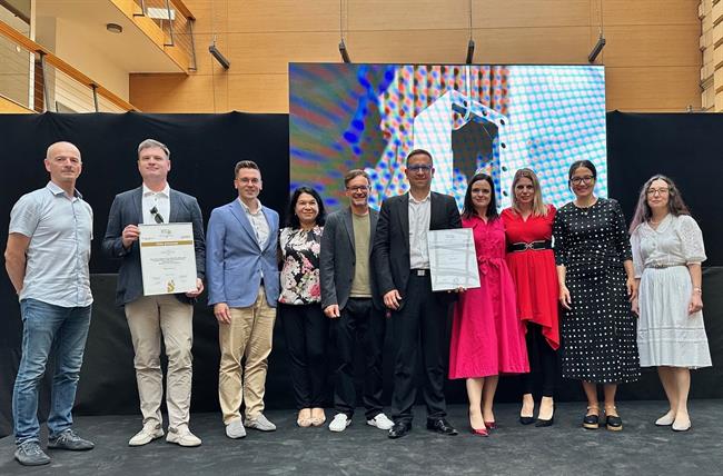 Na fotografiji (od leve proti desni): Bojan Jurca, Peter Pustatičnik, Andrej Tomšič, Elena Nikolavčič (vsi iz Telekoma Slovenije), Aljoša Jerman Blažič (SECTCEE), Gregor Rakar, Ajda Brlec, Petra Nahtigal (vsi iz Telekoma Slovenije), Svetlana Šaljić (SETCEE) in Marjeta Pučko (Telekom Slovenije).