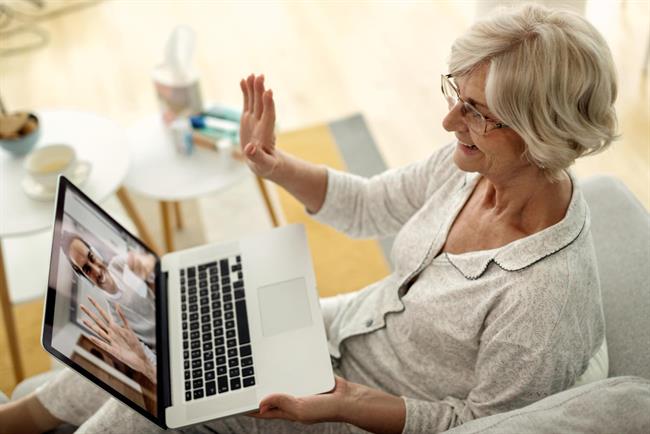 Srebrna nit opozarja na pasti digitalizacije pri starejših. (Foto: Freepik.com)