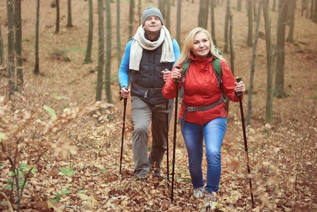 	Če se boste na sprehod po večerji odpravili v dobri družbi, bo učinek hoje še boljši. (Foto: Freepik.com)