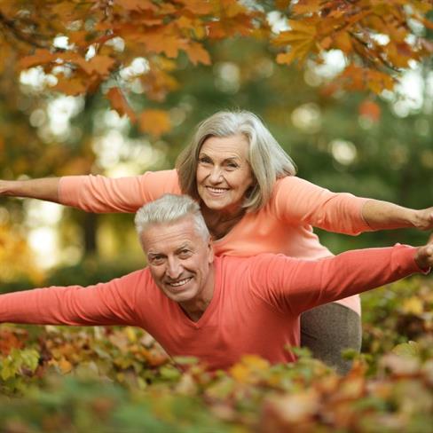 Kakovosten spanec, hidracija, vitamin D ter prehranska dopolnila, kot je Imunosal Senior, so ključni dejavniki za ohranjanje dobrega počutja.