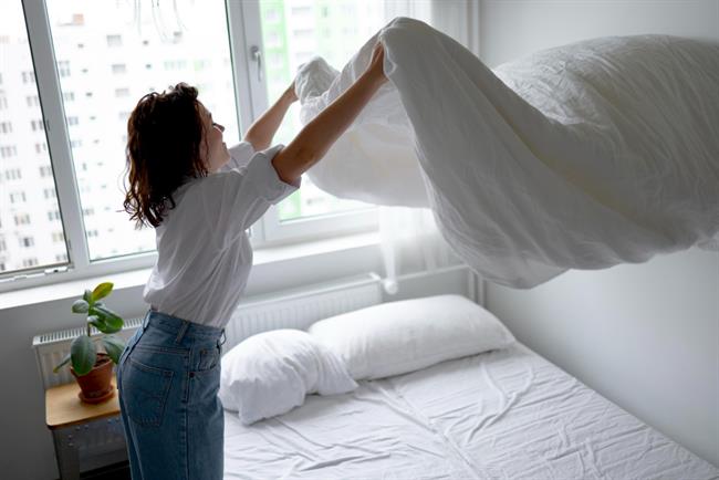Posteljnina bi morala biti bele barve. (foto: Freepik.com)