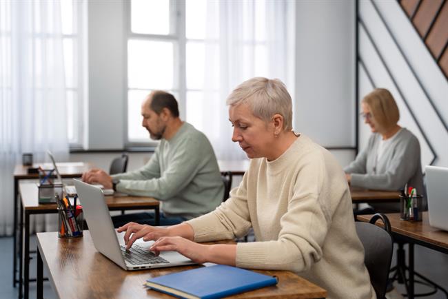 Seniorji krepijo digitalna znanja. (Foto: Freepik.com) SLIKA JE SIMBOLIČNA