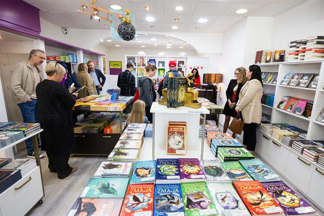 Založba Morfem vabi vse ljubitelje knjige, da obiščejo njihovo novo knjigarno in skupaj z njimi soustvarjajo prihodnjo zgodbo prostora, kjer literatura živi v ritmu lokalne skupnosti. (Foto: Vid Ponikvar)