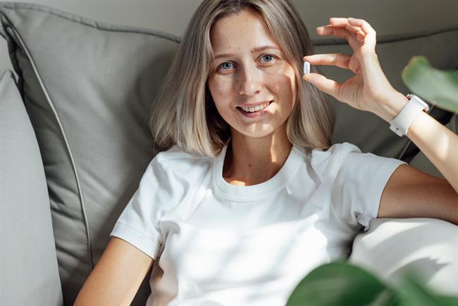 : Telo po 50. letu potrebuje več podpore – najpomembnejši vitamini lahko pomagajo ohraniti zdravje in dobro počutje. (Vir: Freepik)