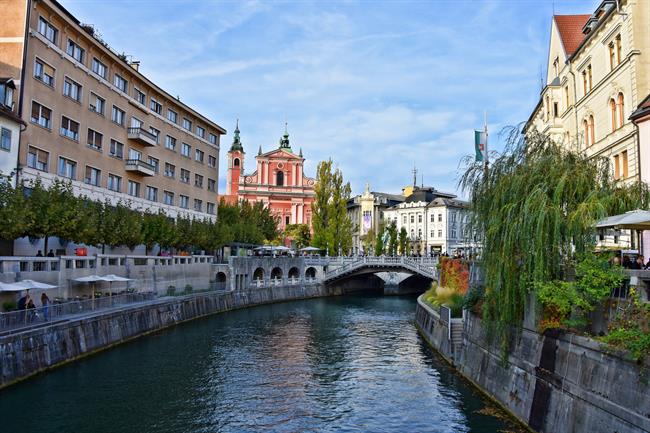 Vožnja z ladjico po Ljubljanici in kosilo na tržnici – doživetje, ki bo polepšalo vaš dan. (Vir: Freepik)