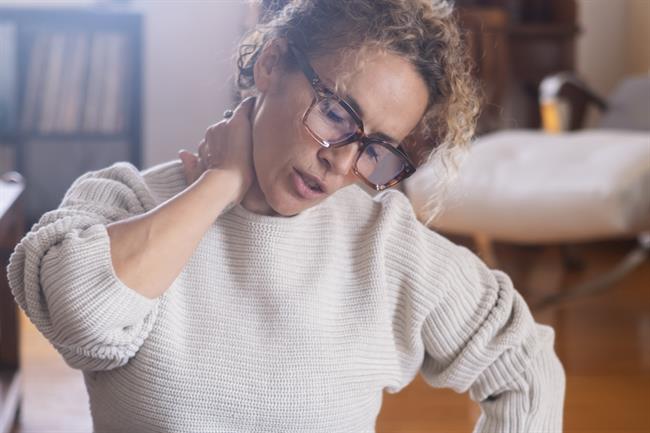 Fibromialgija je nevidna, a zelo resnična bolezen – vsak dan prinaša bitko, ki je drugi ne vidijo. (Vir: Freepik)