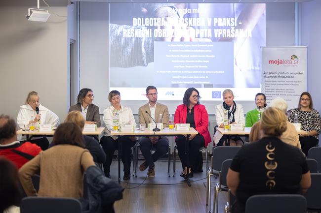 Na okrogli mizi so udeleženci razpravljali o težavah z dolgotrajno oskrbo. (Foto: Anže Krže)