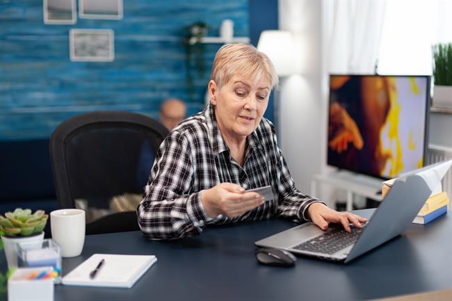 Prepričati se in ravnati previdno ni znak nezaupanja, temveč modrosti in odgovorne rabe interneta. (Vir: Freepik)