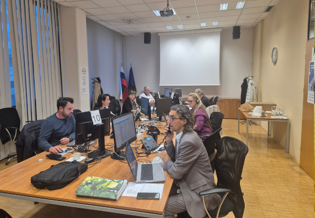 Ekipa dvajsetih strokovno podkovanih sodelavcev iz različnih ministrstev državljanom na klicnem centru 114 posreduje informacije o aktualnih vprašanjih s področja dolgotrajne oskrbe, pokojninske reforme in še več. (Foto: osebni arhiv Matjaža Florjanc Lukan)