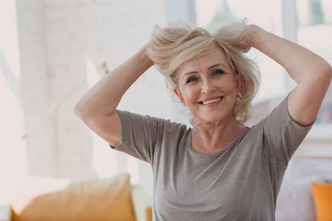 Suho in srbeče lasišče je v zrelejših letih pogosta težava, a z nežno nego jo lahko ublažimo. (Foto: Freepik)