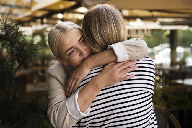Včasih je dovolj eno samo sporočilo, da se prijateljstvo ponovno prebudi. (Foto: Freepik)