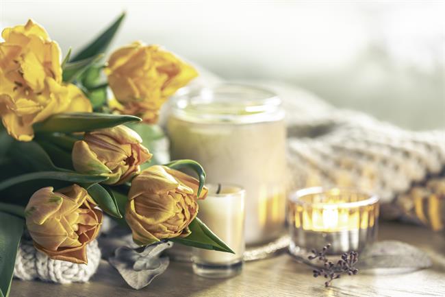 Materinski dan je lahko tudi priložnost za tiho, osebno povezanost s spominom na mamo. (Foto: Freepik)