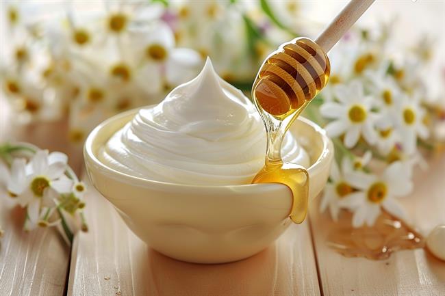 Naravna maska iz jogurta in medu lahko pomiri srbeče lasišče. (Foto: Freepik)
