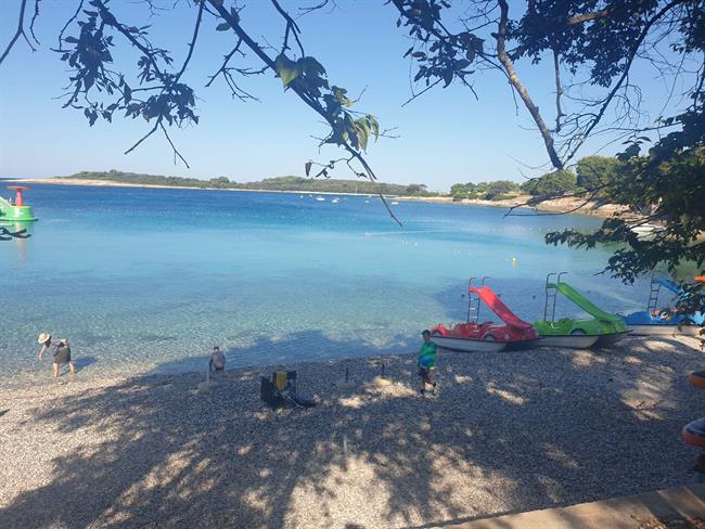 Na priljubljeni plaži Centinera je bilo sredi turistične sezone kopanje prepovedano. Po izrednem spremljanju kakovosti morja so pristojni po nekaj dneh prepoved kopanja odpravili. (Foto: Mojaleta)