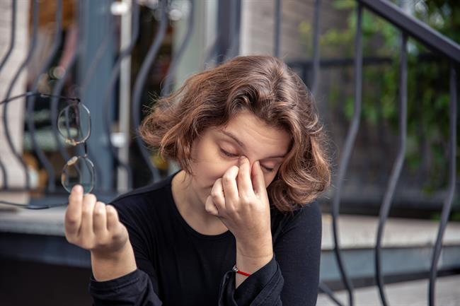 Vas proti večeru oči pečejo, srbijo ali imate občutek peska pod vekami? Morda ni kriva samo utrujenost. (Foto: Freepik)