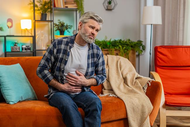 Gastritis ni vedno samo posledica »napačne hrane«. Pri starejših se lahko v ozadju skrivajo zdravila, okužba ali druge spremembe. (Foto: Freepik)