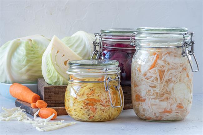 Za prvi poskus fermentiranja potrebujete le svežo zelenjavo, slanico in čist kozarec. (Foto: Freepik)
