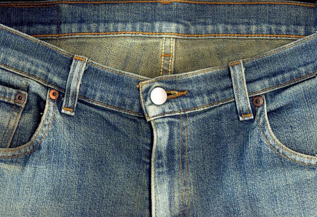 Izdelajte pisan predpasnik iz starih jeans hlač. (foto: www.sxc.hu)