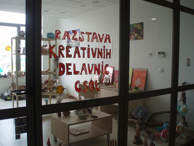 Izdelke, ki nastanejo v kreativnih delavnicah, postavijo na ogled. (foto: Danica Cmrečnjak)