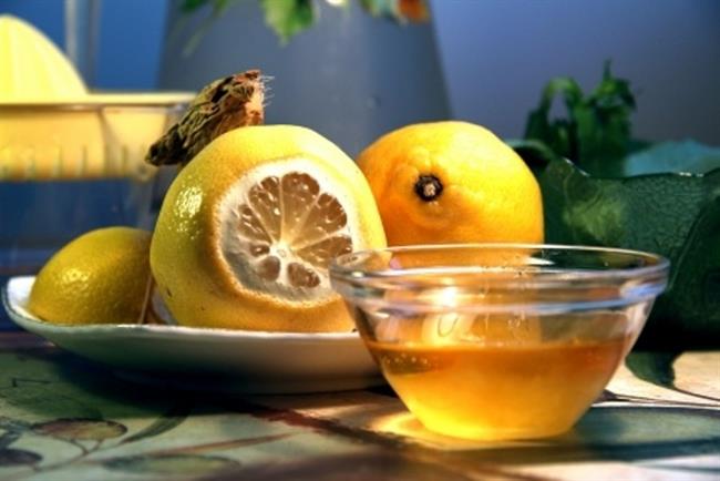 Tudi limona spada med učinkovita domača zdravila. (foto: www.123rf.com)