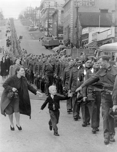 "Očka, počakaj me!", leta 1940 (foto: Claude P. Dettloff )