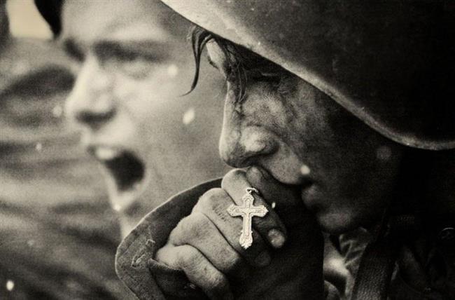 Ruski vojaki se pripravljajo na bitko Kursk leta 1943.