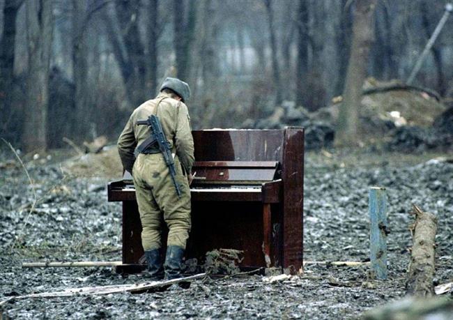 Ruski vojak igra na zapuščen piano v Čeniji leta 1994.