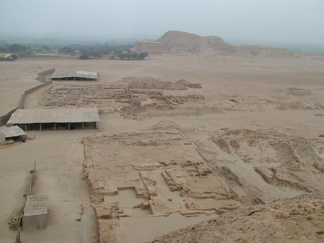 Pogled z vrha Lunine piramide – pod njo se razprostira močejsko mesto, ki ga šele odkrivajo. V ozadju je sončeva piramida, ki je še niso odprli..