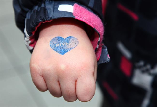 Modra srca z lepimi besedami se zbirajo do 15. februarja. Za vsako podarjeno srce podjetje Beiersdorf d.o.o. v Učni sklad NIVEA podari 0,25 EUR.