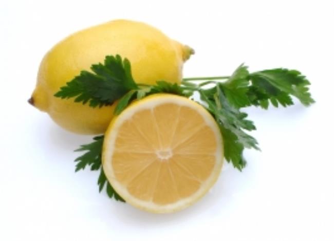 Napitek iz limone in peteršilja topi kilograme. (foto: FreeDigitalPhotos.net)