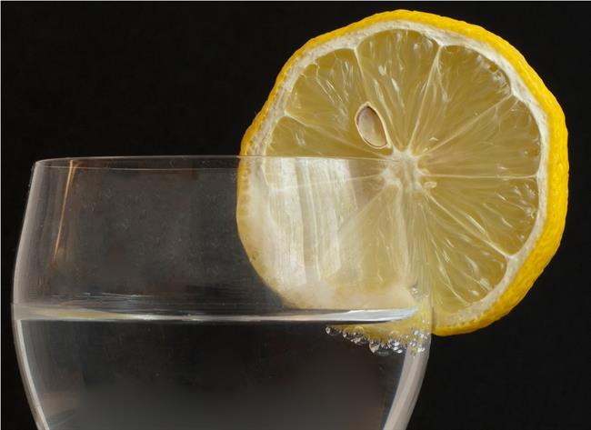 Pijte vodo z limoninim sokom, cimetom in medom. (foto: freeimages.com)