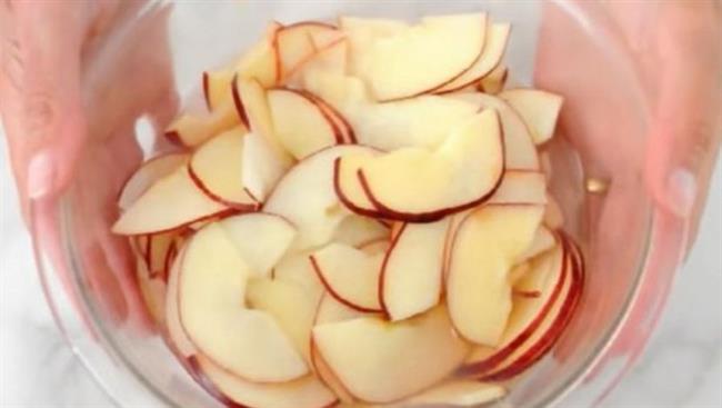 Pripravite enostavno sladico iz jabolk in testa. (foto: You Tube)
