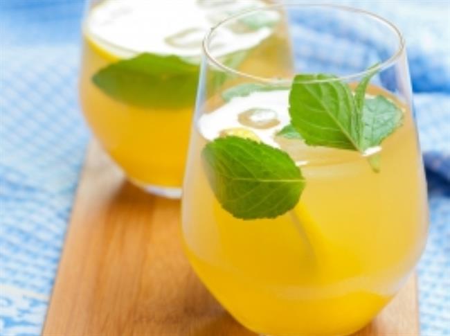 Napitek iz limone in peteršilja je izredno zdravilen. (foto: FreeDigitalPhotos.net)