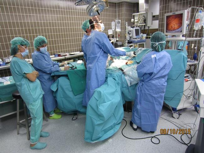 Ekipa Oddelka za abdominalno in splošno kirurgijo med operacijo  laparoskopske delne odstranitve želodca in bezgavk pri rakavem bolniku. (foto: UKC Maribor)