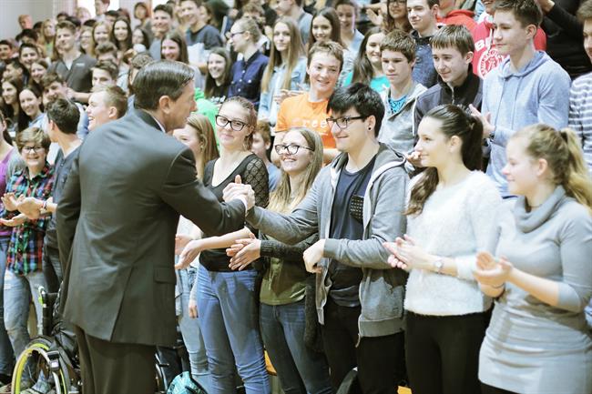 Predsednik Borut Pahor je obiskal dijake na Jesenicah. (foto: STA/ Daniel Novakovič)