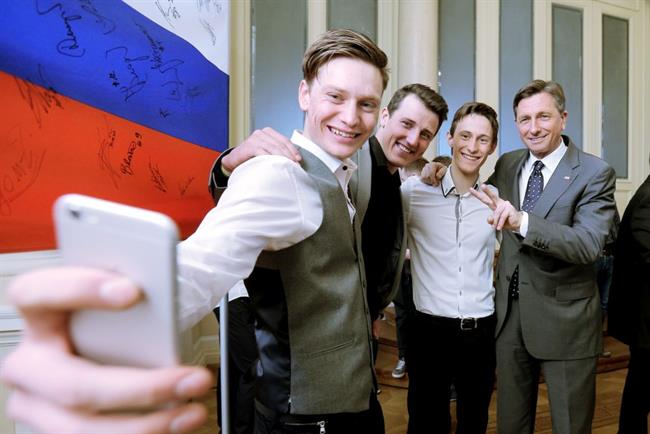 Peter Prevc in ostali pri predsedniku Borutu Pahorju. (foto: STA/Daniel Novakovič)