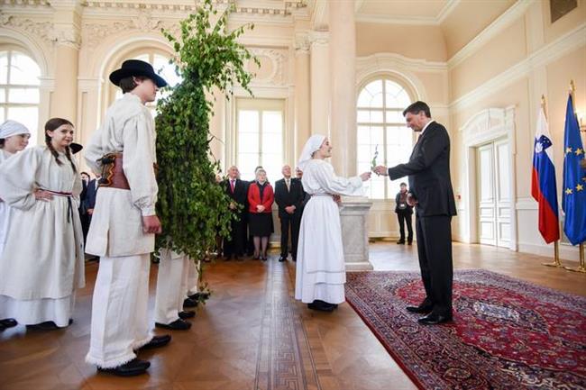 Predsedniku so podarili brezovo vejico. (Foto: STA/Nebojša Tejič)