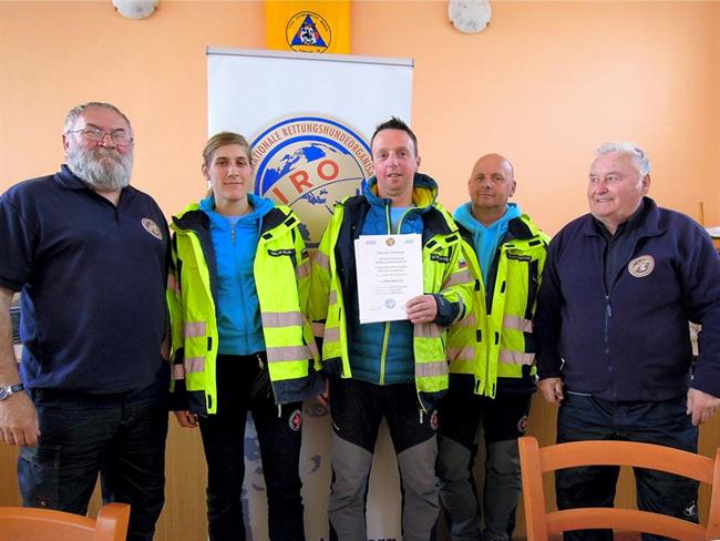 David Pogačnik, Matjaž Bolka in Neja Malis s sodnikoma. (foto: Klub vodnikov reševalnih psov Kranj)